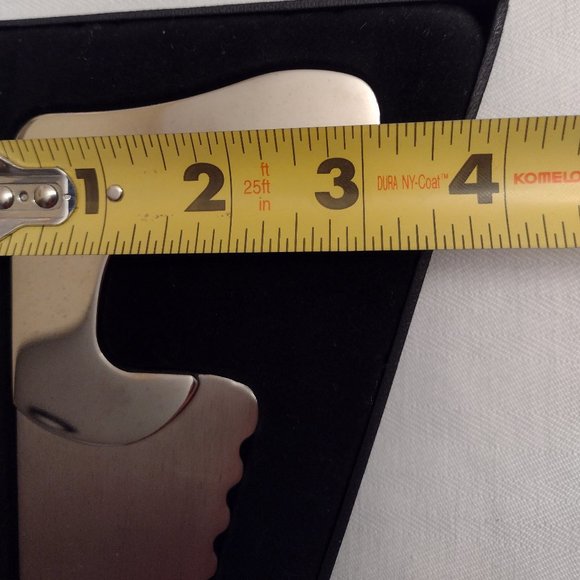 NWT Saw shaped slicer. Perfect for Groom's cake! Never used. Beautiful. - Picture 4 of 8